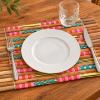 Set de table en bambou et tissu kenté rose et jaune – Mise en situation
