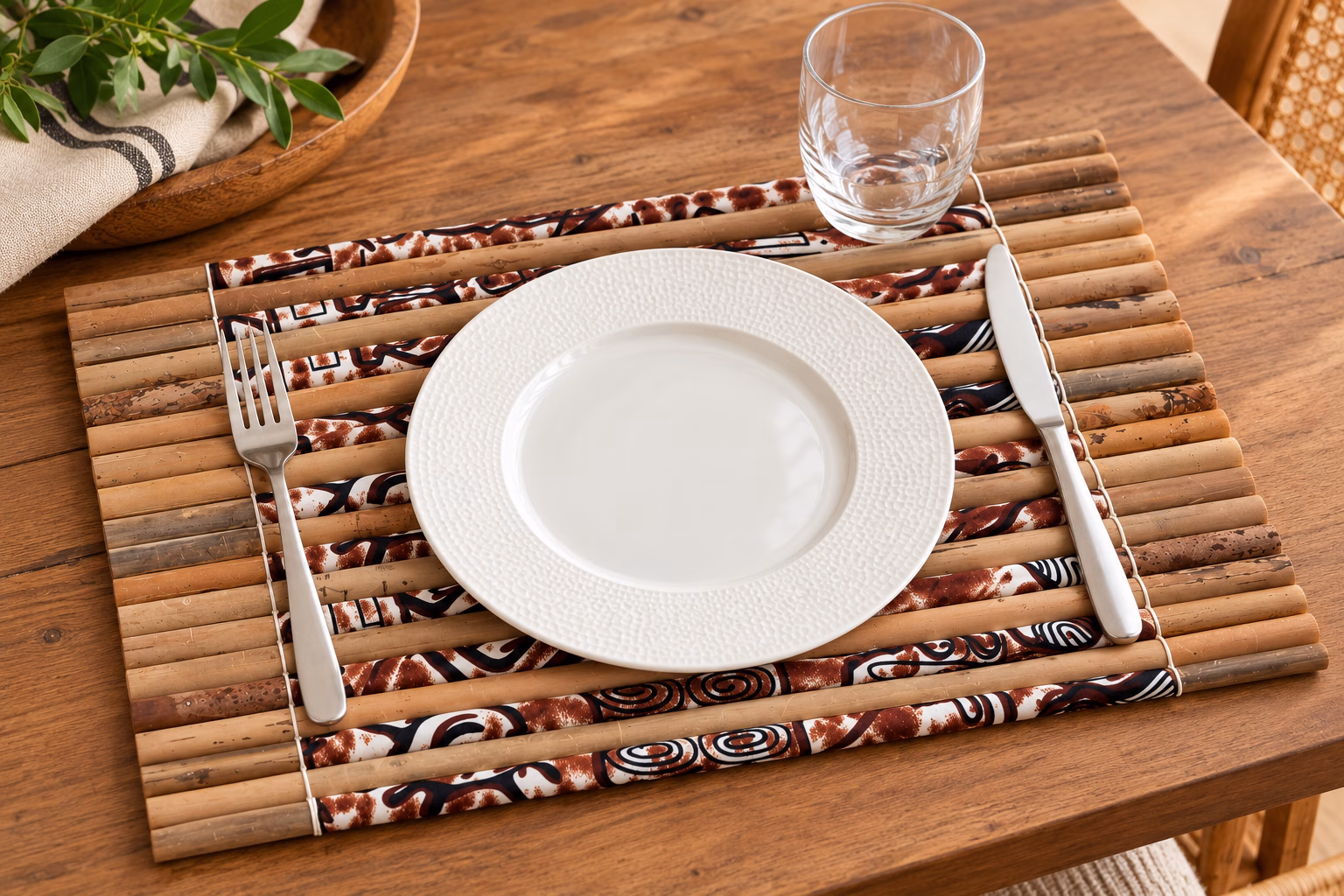 Set de table en bambou et wax brun – Mise en situation