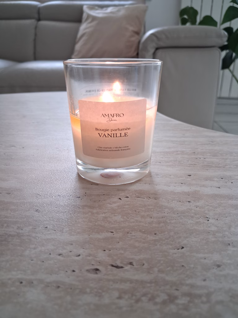bougie parfumée sur table en travertin beige
