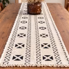 chemin de table en coton tissé bogolan posé sur une table en bois