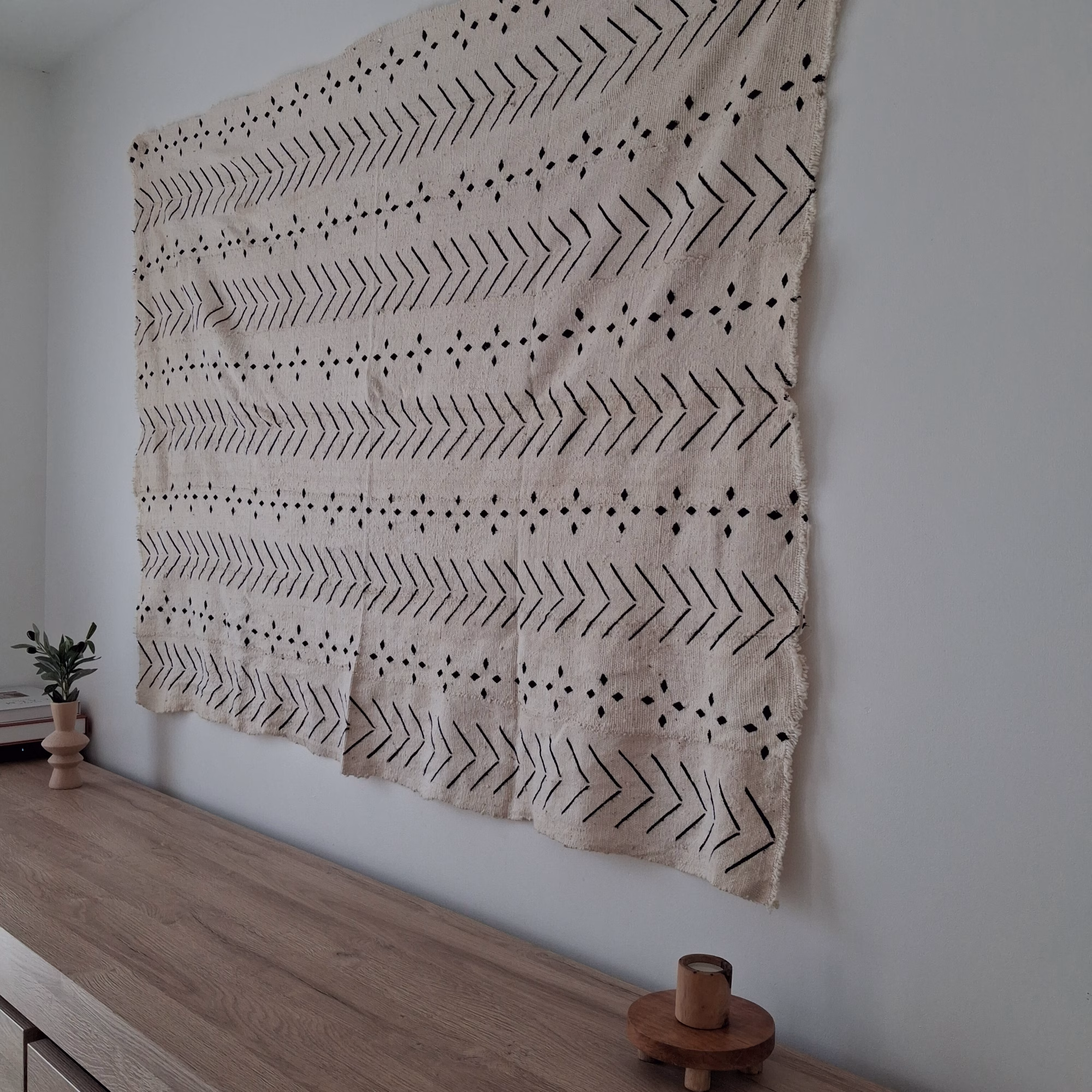 tenture murale en coton tissé bogolan écru et motifs noirs