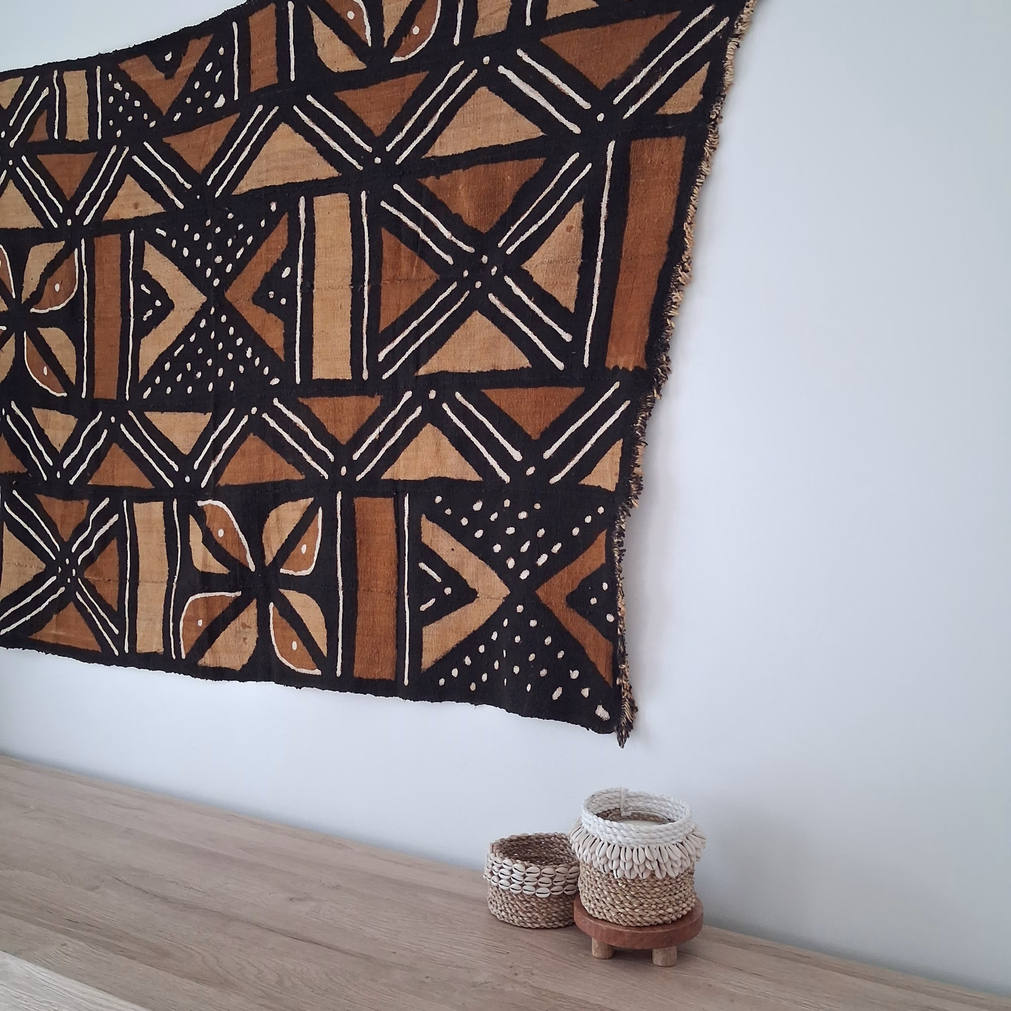 Tenture murale en coton tissé - motif bogolan noir, ocre & blanc – Image 2