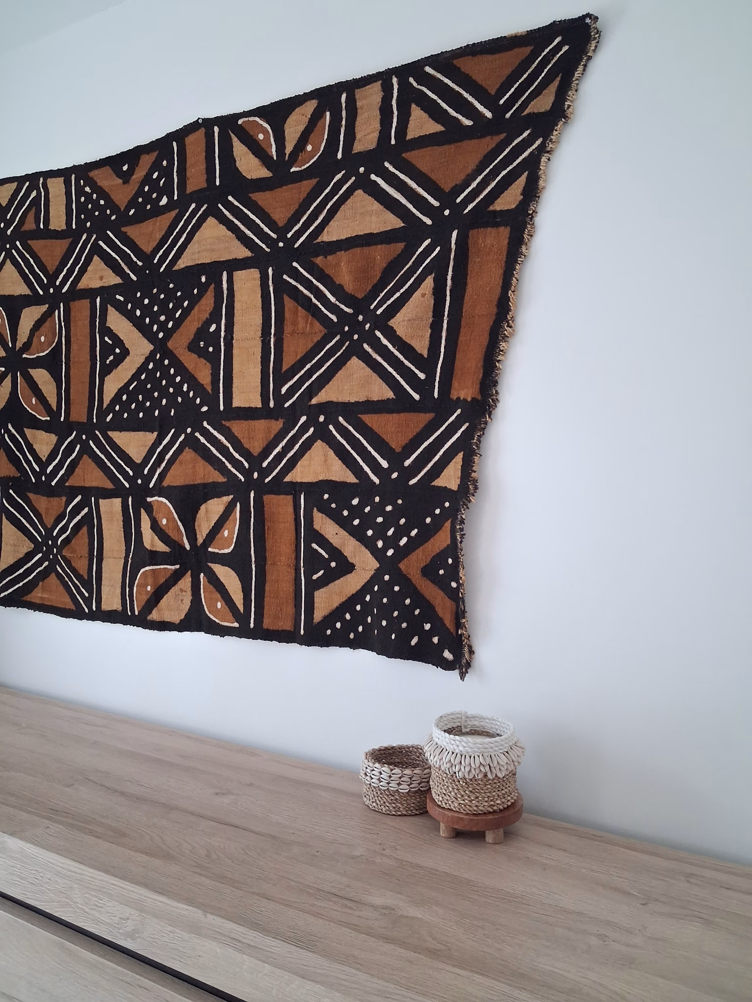 Tenture murale en coton tissé - motif bogolan noir, ocre & blanc – Image 2